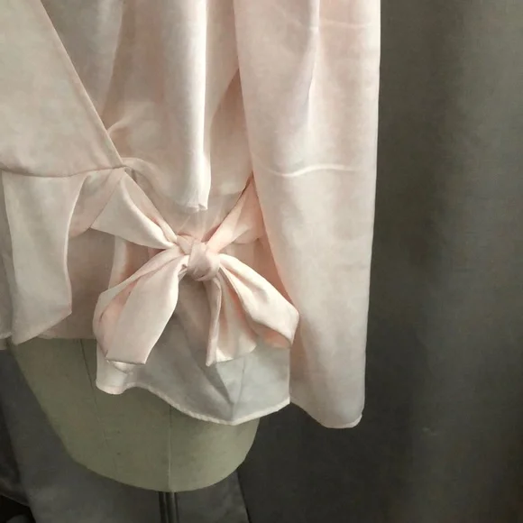 Never worn beautiful Express top - Picture 2 of 6